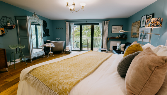Red Lion at East Chisenbury - Gallery